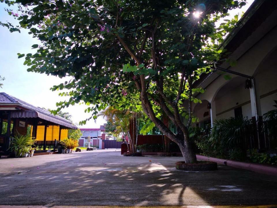 Khum Nakhon Hotel Накхонситхаммарат Экстерьер фото